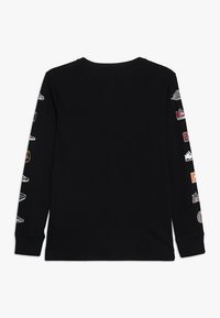 Schwarzes Langarmshirt mit grafischen Sneaker-Illustrationen entlang beider Ärmel in verschiedenen Farben und Stilen. Weicher, glatter Stoff mit Rundhalsausschnitt.