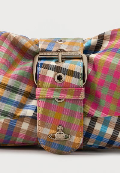Ζώνη από ύφασμα καρό με πολύχρωμο μοτίβο, ασημένια αγκράφα με την εγχάραξη "Vivienne Westwood" και μεταλλικό λογότυπο σε σχήμα σφαίρας στο μπροστινό καπάκι.