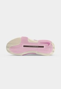 Πάτος ροζ και κρεμ παπουτσιού Nike Air Zoom με σχέδιο πέλματος σε σχήμα ψαροκοκαλου και λογότυπο σε λευκό φόντο.