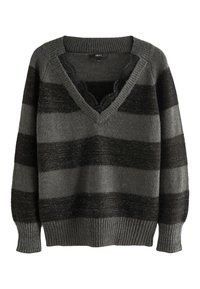Pull en V rayé gris et noir, avec un tricot texturé, des poignets côtelés et une finition en dentelle à l'intérieur de l'encolure.