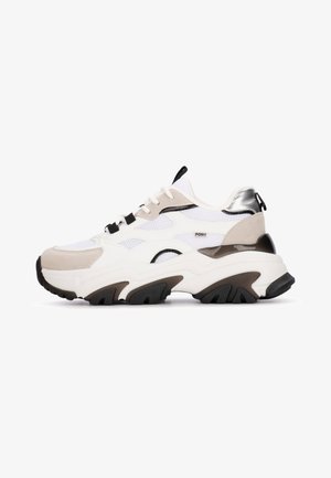 Chunky sneakers met een witte mesh bovenkant, beige suède accenten, zwarte details en een metalen hak. Overmatig zwarte rubberen zool voor grip.