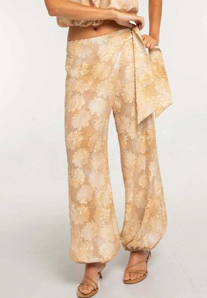 THE-ARE, PANTALÓN DE MUJER ABULLONADO CON ESTAMPADO FLORAL - Pantalones - estampado