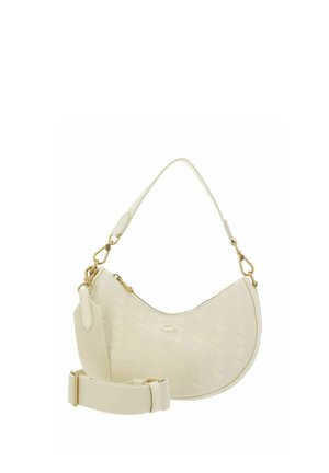 Sac à main crème en forme de croissant avec motif géométrique matelassé, accessoires dorés, large bandoulière amovible et petit logo embossé à l’avant.