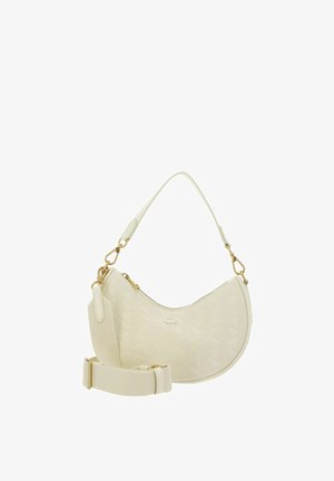 Bolso en forma de media luna color crema con patrón geométrico acolchado, herrajes dorados, correa ancha desmontable y pequeño logo en relieve en la parte delantera.