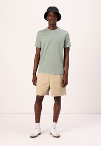 GAP EVERYDAY SOFT CREW SOLID - Pamata T-krekls - gasoline green