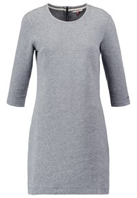 Grå jerseyklänning med trekvartslånga ärmar, rund halsringning och dragkedja bak. Har en subtil ribbad struktur. Knä-length skärning.
