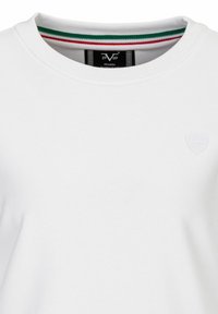 Weißes Sweatshirt mit rundem Halsausschnitt, ausgestattet mit einem strukturierten Logo in Weiß auf der Brust und einem bunt gestreiften Innenkragen. Weicher Stoff.