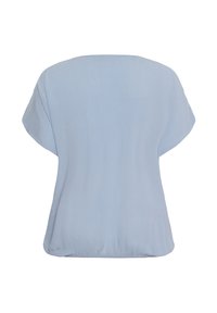 Blouse bleu clair à manches courtes avec un large décolleté et un ourlet ample légèrement froncé.