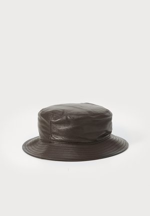 Bruine leren emmerhoed met een gestructureerde kroon en een brede, geribbelde rand. Gladde textuur met een subtiele glans en geen zichtbare accenten of patronen.