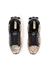Baskets noires et dorées avec des détails en sequins, en cuir lisse, à bout rond et à lacets, avec des accents texturés sur les côtés.