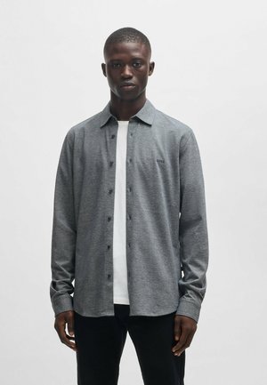 Graues Button-down-Hemd mit langen Ärmeln, aus strukturiertem Stoff, mit klassischem Kragen und gesticktem Logo auf der linken Brust.