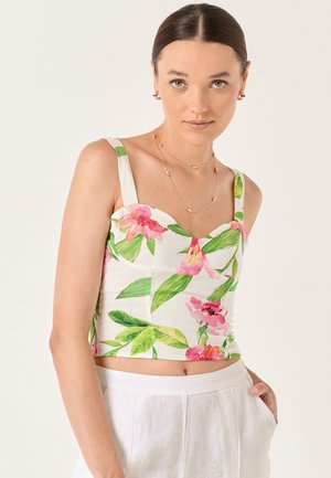 Kwiatowy crop top z białym tłem w różowe i zielone wzory liści i kwiatów. Kwadratowy dekolt z szerokimi ramiączkami.