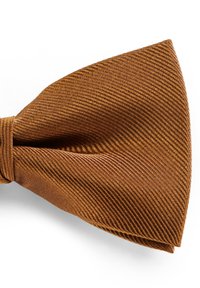 Brauner Seidenfliegen mit einem strukturierten, diagonalen Rippenmuster und einem zentralen Elastikband zur Anpassung. Ein klassisches und elegantes Design.
