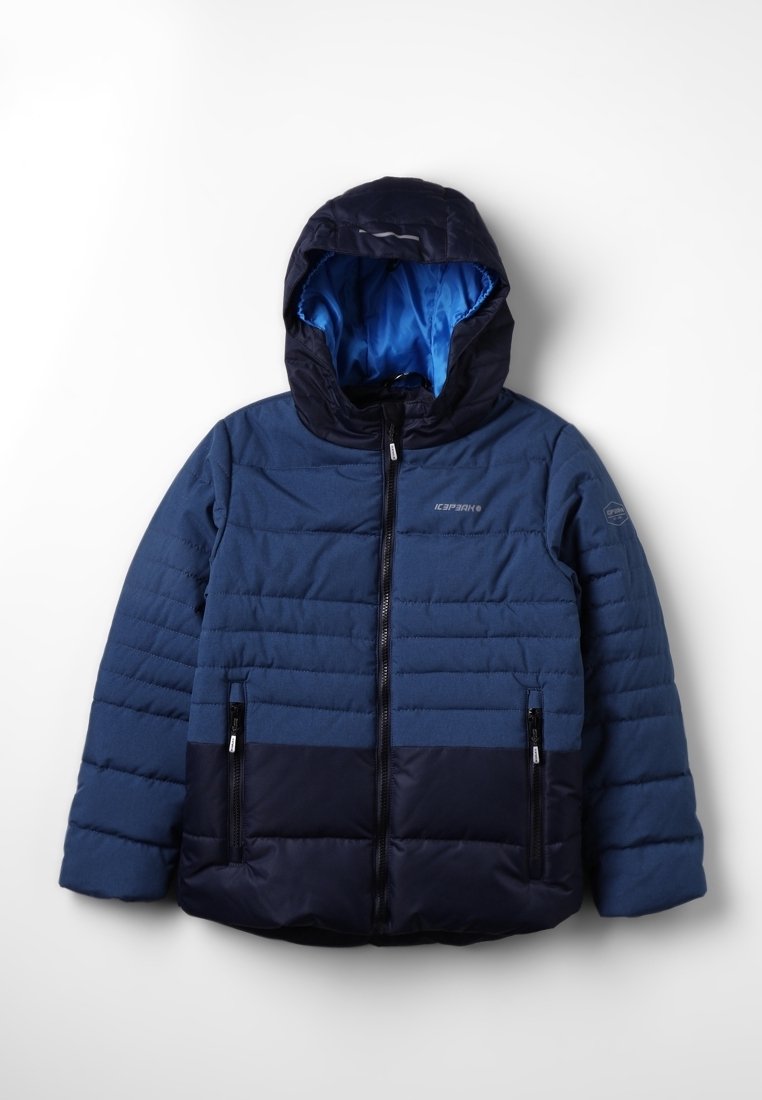 Veste isolante bleu marine avec capuche, motif matelassé horizontal et section inférieure en bleu foncé contrastant. Possède des poches zippées.