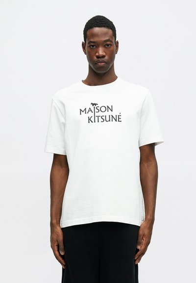 Biely bavlnený tričko s krátkymi rukávmi, na ktorom je čierny potlačený text "MAISON KITSUNÉ" a malá grafika nad ním.