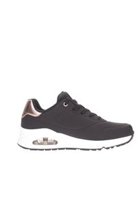 Schwarzer Sneaker aus glattem Material, weiße Sohle, metallische roségoldene Akzentuierung an der Ferse und Schnürdesign. Luftpolsterung, die durch die Sohle sichtbar ist.