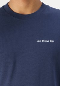 Last Resort AB SCRIPT TEE UNISEX - Βασικό μπλουζάκι - blue