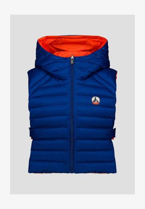 Chaleco acolchado azul con capucha, con un forro interior naranja, cierre frontal con cremallera y textura acolchada a rayas. Parche con logo en el pecho.