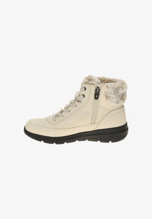 Botines de ante beige hechos de cuero, con un collar de pelo sintético, diseño perforado y suela de goma negra, con cremallera lateral y cordones en la parte delantera.