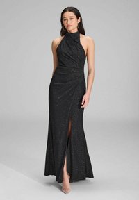 Schwarzes Neckholder-Kleid aus schimmerndem Stoff; mit einem Schlitz bis zur Oberschenkelhöhe und einem gerafften Oberteil für eine figurbetonte Silhouette.