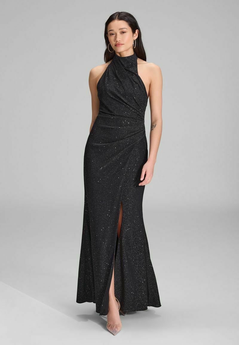 Schwarzes Neckholder-Kleid aus schimmerndem Stoff; mit einem Schlitz bis zur Oberschenkelhöhe und einem gerafften Oberteil für eine figurbetonte Silhouette.