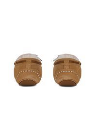 Helle Wildleder-Schlupfschuhe mit weicher Innenausstattung, dekorativen Nähten und abgerundetem Hinterteil. Minimalistisches Design ohne zusätzliche Beschläge oder Akzente.