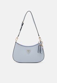 Lyseblå syntetisk håndtaske med et buet design, guldfarvet logoaccent, justerbar rem og to dekorative mærker hængende.