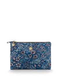 Blaue blumige, gesteppte Tasche mit einem goldenen Reißverschluss und kreisförmigen Beschlägen. Das Design beinhaltet eine Vielzahl von Blumen und Pflanzen in dunkleren Farbtönen.