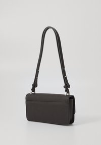 Borsa a spalla in pelle nera texturizzata con tracolla regolabile e dettagli in hardware argentato su uno sfondo neutro.