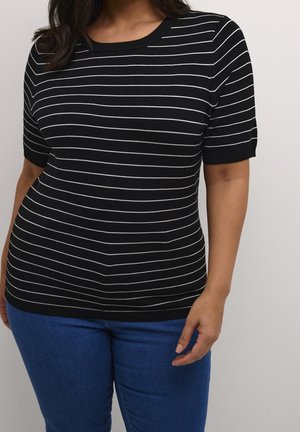 Zwart kort mouwen trui met horizontale witte strepen. Heeft een ronde hals en geribbelde manchetten, gemaakt van een glad breisel.