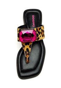 Chanclas de estampado de leopardo con suela negra. Presentan una gran gema rosa en la correa. Textura suave, diseño plano y estilo de punta abierta.
