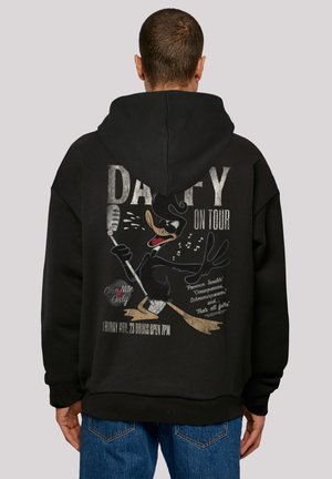 Svart hettegenser med Daffy Duck-grafikk i sterke farger. Designet inkluderer en mikrofon, tekst og tegneserieaktige detaljer på ryggen.