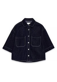 Mørk denim skjorte med kortærmer, to forreste stiklommer, hvide syninger og en afrundet krave.