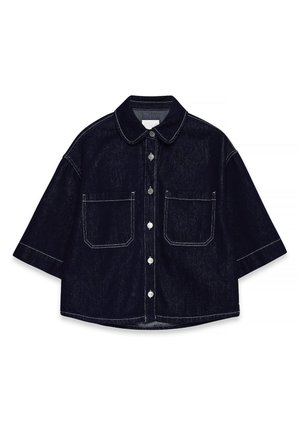 Camisa de mezclilla oscura de botones con mangas cortas, dos bolsillos frontales de parche, costuras blancas y un cuello redondeado.