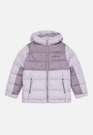 Veste matelassée légère en lavande et gris, dotée d'une capuche, d'une fermeture éclair à l'avant, de poches latérales et d'une texture matelassée. Logo Columbia sur la poitrine.