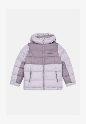 Lichtgewicht pufferjack in lavendel en grijs, met een capuchon, rits aan de voorkant, zijzakken en een gestikte textuur. Columbia-logo op de borst.