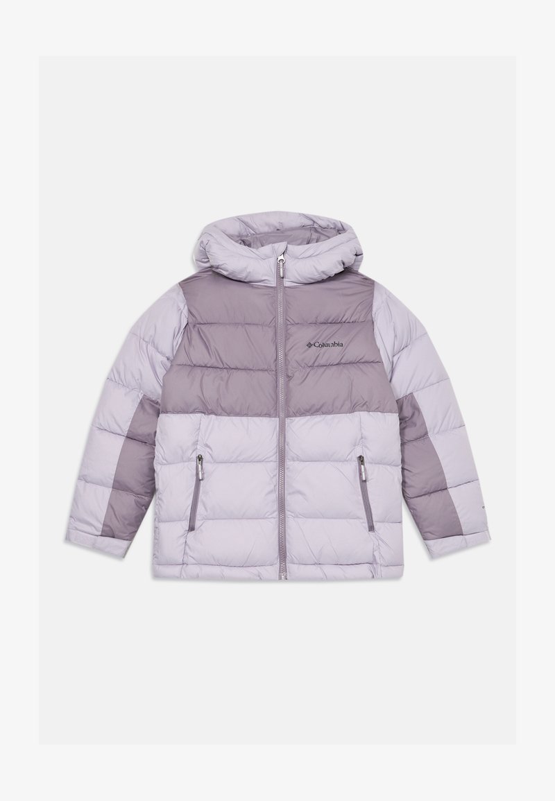 Chaqueta acolchada ligera en lavanda y gris, con capucha, cremallera frontal, bolsillos laterales y textura acolchada. Logo de Columbia en el pecho.