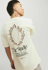 Jack & Jones RUNDHALS - T-shirt print - buttercream