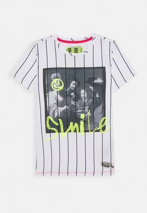 Biała koszula z krótkim rękawem w czarne pionowe paski, ozdobiona nadrukiem klasycznego obrazu w czerni i bieli, neonowo zieloną buźką oraz napisem „Smile”.