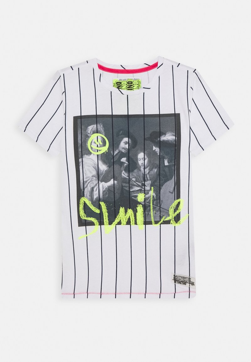 Chemise blanche à manches courtes avec des rayures verticales noires, affichant une impression d'une peinture classique en noir et blanc, un visage souriant néon vert, et le texte "Smile".