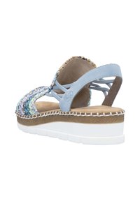 Parte superiore intrecciata multicolore con cinturini blu chiaro, caratterizzata da una soletta beige testurizzata e una suola in gomma bianca con un dettaglio brown cucito.