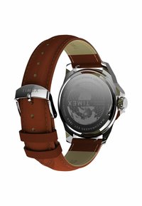 Brauner Lederuhrband mit einem silbernen Edelstahlgehäuse, rundem schwarzen Zifferblatt und graviertem Rücken mit Timex-Logo und Weltkartendesign.