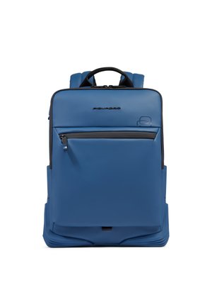 Blauer rechteckiger Rucksack mit vorderer Reißverschlusstasche, schwarzem Griff, gepolsterten Schulterriemen und Piquadro-Logo auf der Vorderseite.
