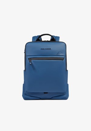 Blauwe rechthoekige rugzak met voorvak met rits, zwarte handgreep, gevoerde schouderbanden en Piquadro-logo op het voorpaneel.