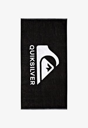 Černý ručník s plyšovou texturou, na kterém je velké bílé logo Quiksilver. Obdélníkový tvar s kontrastním logem a názvem značky.
