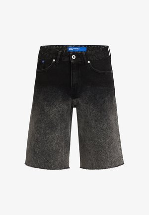 Bermudas de denim preto com um gradiente que vai do escuro ao claro. Apresenta uma bainha desfiada, dois bolsos frontais e um rótulo azul com a marca na cintura.