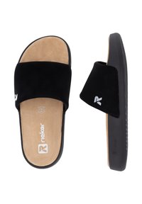 Sandales noires à semelle plate avec une douce bride en daim, une semelle intérieure en tan rembourrée et une semelle extérieure en caoutchouc noir texturé ; présente un emblème de logo.