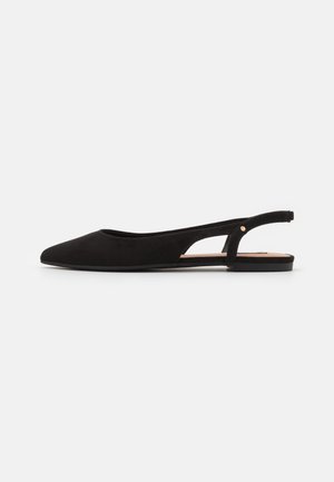 Sort flad slingback-sko med spids snude og lille guldbelagt nitte på ankelremmen, vist mod en ensfarvet hvid baggrund.