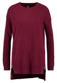 Burgunderfarbener Strickpullover mit rundem Ausschnitt, langen Ärmeln und seitlichen Reißverschlüssen; Rippbündchen; weicher Stoff.