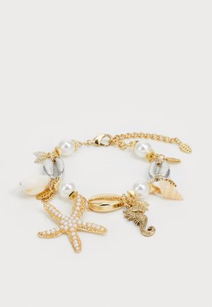 Gouden armband met een zeester, zeepferdje, schelpen en parels. Bevat gemixte texturen en vormen, met een sluiting met een kreeftenschaartje.